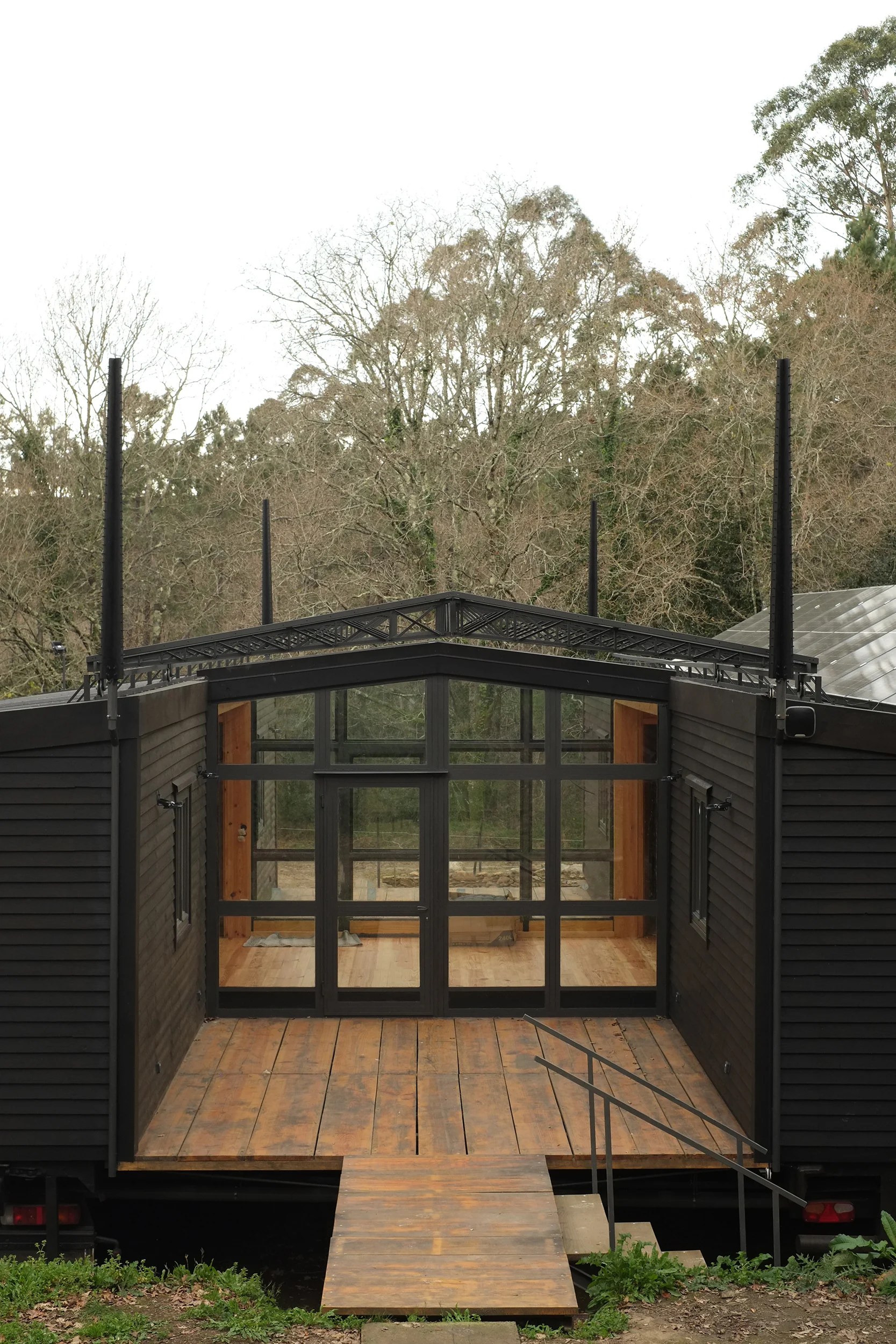 Capsules off-grid dwelling on truck trailers, Portugal, Pedrêz